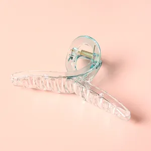 Detalle de la pinza para el pelo grande de 11cm azul claro transparente con dientes