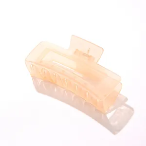 Nahaufnahme einer quadratischen Haarklammer aus Bernstein in Bonbonfarben