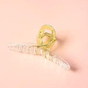 Detalle de una pinza para el pelo transparente amarillo claro de 11cm con muelle fuerte