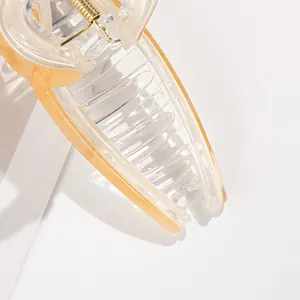 Elegante pinza per capelli da 13cm con motivo marmorizzato e molla dorata su bianco