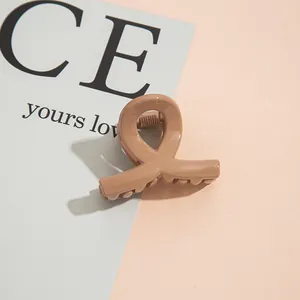 Vue de dessus d'une pince à cheveux kaki brillante avec un design torsadé sur carte