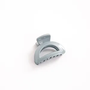 Pince à cheveux demi-lune en acrylique gris pour coiffure quotidienne des femmes sur blanc