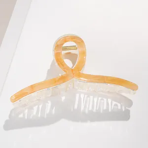 Dettaglio molletta per capelli 13 cm effetto marmo con molla dorata su sfondo bianco