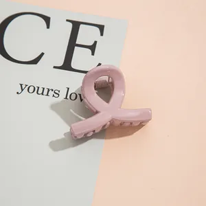 Gros plan sur une pince à cheveux mauve Morandi avec ressort métallique robuste