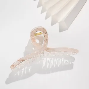 Dettaglio macro della pinza per capelli 13cm con trama marmo e molla dorata