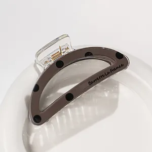 Nahaufnahme einer großen gepunkteten Haarklammer mit Barrette La France Schriftzug