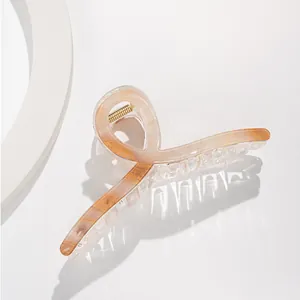 Dettaglio della molletta per capelli 13cm con trama marmorea marrone e molla dorata