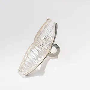 Dettaglio di un grande fermaglio per capelli trasparente con anello in metallo argento