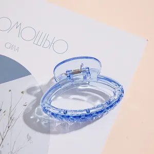 Dettaglio della molletta per capelli in acrilico blu zaffiro traslucido con molla in metallo