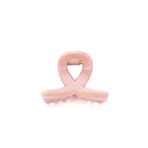 Pince à cheveux rose clair scintillante avec finition nacrée et ressort métallique