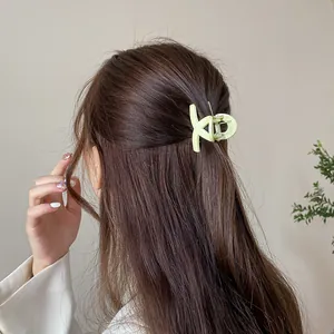 Petite pince à cheveux minimaliste à paillettes vert clair pour une coiffure élégante de femme