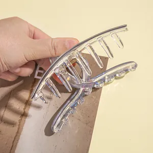 Große schillernde Haarklammer für Damen elegantes Hochsteckfrisur-Styling in der Hand