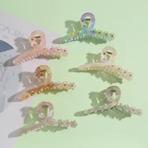 Lot de six pinces à cheveux fleuries en acétate avec strass aux tons pastel