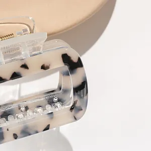 Elegante pinza per capelli rettangolare in acetato con motivo floreale marmorizzato