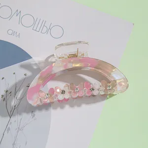 Détail de la pince à cheveux en acrylique marbré avec strass et petits papillons