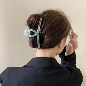 Pinza per capelli effetto marmo blu-verde per acconciature vista laterale