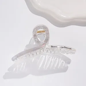 Dettaglio molletta per capelli 13cm iridescente con molla dorata e logo stampato