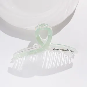 Dettaglio macro della pinza per capelli verde da 13cm con scritta Barrette La France