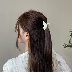 Pince à cheveux élégante blanc perle avec finition nacrée pour coiffures mi-hautes