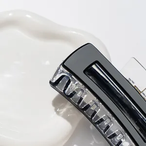 Minimalistische Haarklammer in Mattgrau und Transparent mit eleganter Metallfeder