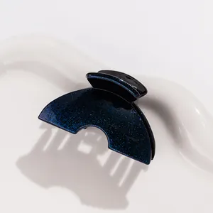 Gros plan d'une petite pince à cheveux bleu marine à paillettes avec effet scintillant