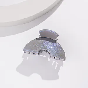 Détail de la petite pince à cheveux pailletée avec finition argentée et texture