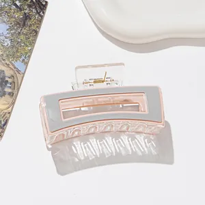 Détail d'une grande pince à cheveux en acétate avec panneaux rose et gris sur fond blanc