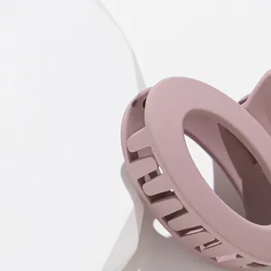 Molla per capelli ovale rosa cipria opaca con un design minimalista cavo antiscivolo