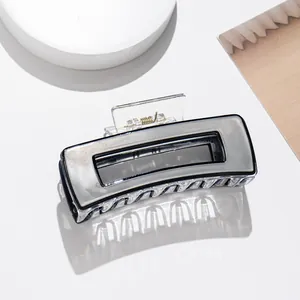 Detailansicht einer rechteckigen grauen Haarspange aus Acetat auf weißem Hintergrund