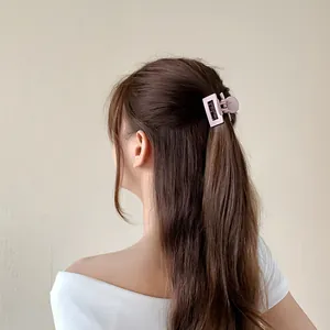 Pince à cheveux carrée mate violet clair sur queue de cheval, accessoire de mode minimaliste