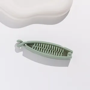 Détail de la pince à cheveux banane en résine vert menthe avec dents doubles imbriquées