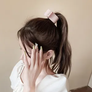 Pince à cheveux carrée rose mat pour femmes, accessoire de coiffure minimaliste en acrylique