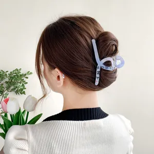 Elegante molletta per capelli azzurra grande con calligrafia cinese su modella