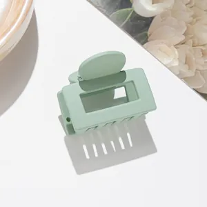 Détail d'une pince à cheveux rectangulaire vert haricot mat avec fini givré raffiné