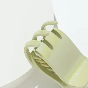 Mini pince à cheveux vert sauge scintillante avec finition nacrée pour filles