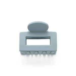 Pince à cheveux carrée mate bleu-gris clair avec un design ajouré minimaliste