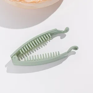 Pince banane vert clair mat pour queues de cheval dans un style minimaliste