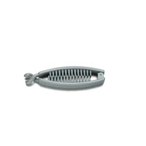 Barrette banane grise minimaliste en résine avec dents emboîtables sur fond blanc