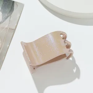 Détail d'une petite pince à cheveux scintillante pour enfant avec finition rose brillante