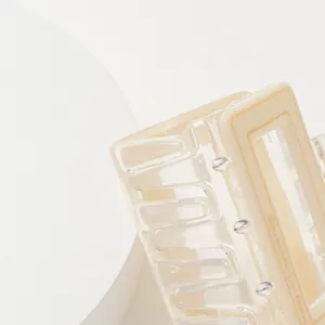 Détail de la pince à cheveux en acrylique blanc crème avec texte Barrette La France