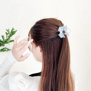 Eleganter hellblauer Schleifen-Haarclip mit Perlenakzent für Damen Haarschmuck
