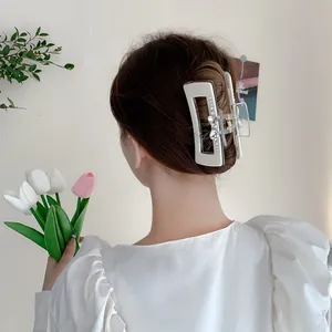 Pince à cheveux élégante en acrylique crème avec strass et détails floraux