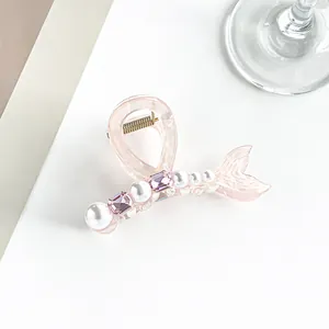 Détail de la pince à cheveux sirène en résine rose avec perles blanches et cristaux violets