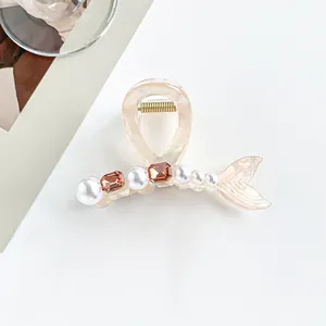 Détail de la pince à cheveux queue de sirène en résine rose et perles nacrées