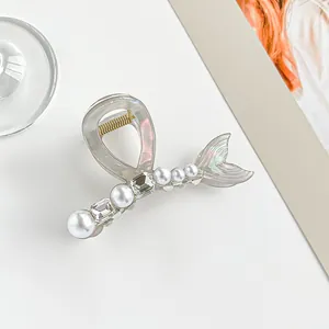 Vue détaillée d'une pince à cheveux queue de sirène avec perles et reflets nacrés