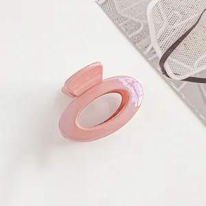 Nahaufnahme einer kleinen rosa Glitzer-Haarklammer mit glänzendem Perlmutt-Finish