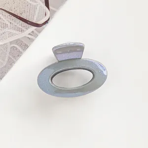 Detail einer kleinen hellblauen Glitzer Haarklammer mit perlmuttfarbenem Hohldesign