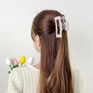 Pince à cheveux carrée rose poudré mat élégante pour femmes avec coiffure demi-attachée