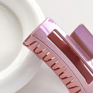 Pince à cheveux élégante avec dégradé violet et une finition métallique nacrée brillante