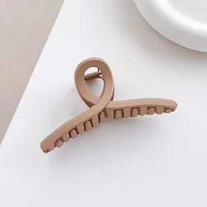 Grande pince à cheveux mate marron avec un design géométrique torsadé minimaliste de haute qualité